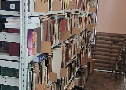 Книжные ряды: стеллажи ГТС Универсал для хранения книг в библиотеке